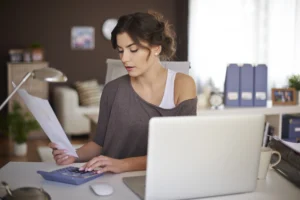 Mujer solicitando un préstamo en la computadora.