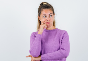 Mujer pensativa analizando por qué un banco puede rechazar un aumento de límite en su tarjeta de crédito.